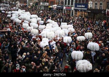 Binche, Belgio. 13 febbraio 2024. I carnivalisti Gilles nella foto al carnevale per le strade di Binche, martedì 13 febbraio 2024. La tradizione del Carnevale di Binche è una delle più antiche e rappresentative della Vallonia e inserita nel 2008 nella Lista rappresentativa del Patrimonio culturale immateriale dell'Umanità dall'UNESCO. BELGA PHOTO ERIC LALMAND credito: Belga News Agency/Alamy Live News Foto Stock