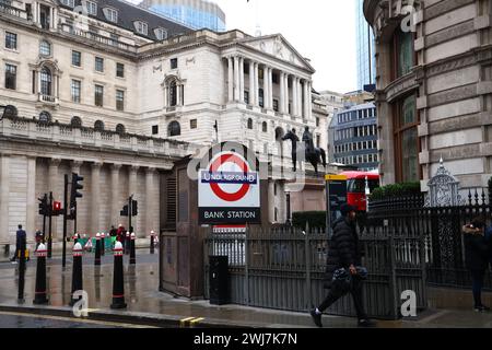 Londra, Regno Unito. 13 febbraio 2024. La Banca d'Inghilterra nella City di Londra. Domani, 14 febbraio, l'Ufficio per le statistiche nazionali pubblicherà le ultime cifre sull'inflazione alle 7 del mattino. Ciò potrebbe portare la Banca d'Inghilterra ad adeguare il tasso di interesse che attualmente è al 5,25%. L'obiettivo è il 2%. Crediti: Karl Black/Alamy Live News Foto Stock