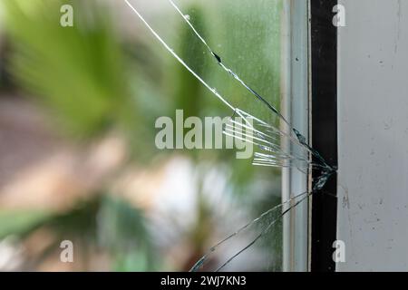 Rottura del cristallo: Sostituzione di emergenza del vetro e danni alla proprietà Foto Stock