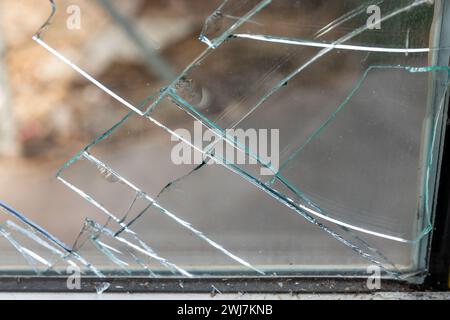 Rottura del cristallo: Sostituzione di emergenza del vetro e danni alla proprietà Foto Stock