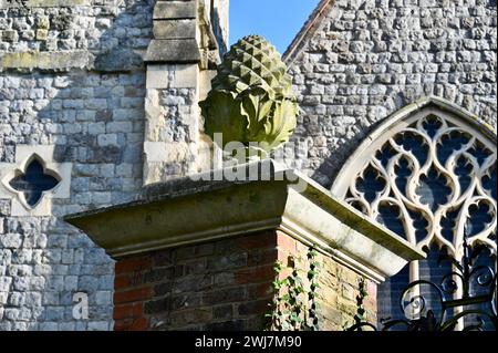 Colonna d'ingresso con decorazione a cono di pino (a volte scambiata per un ananas). La chiesa parrocchiale di St James, North Cray, Kent. REGNO UNITO Foto Stock