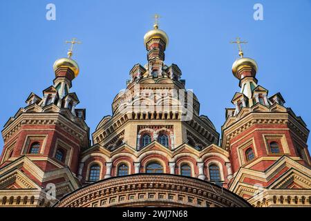 La facciata della Cattedrale dei Santi Pietro e Paolo è sotto il cielo blu. È una cattedrale ortodossa russa situata a Petergof, in Russia. E' stato progettato da Foto Stock
