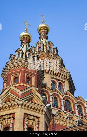 La Cattedrale dei Santi Pietro e Paolo è sotto il cielo blu, foto verticale. È una cattedrale ortodossa russa situata a Petergof, in Russia. Era Deg Foto Stock