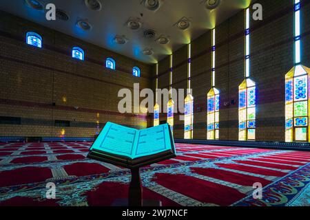 Il Sacro Corano all'interno della Moschea. Dammam Masjid, Arabia Saudita. Datato 5 febbraio 2024. Foto Stock