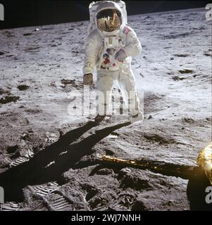 Apollo 11. Buzz Aldrin nella foto sulla superficie della luna il 21 luglio 1969. Foto scattata dal comandante della missione, Neil Armstrong. L'Apollo 11 fu il primo volo spaziale a far atterrare gli uomini sulla luna . Foto Stock