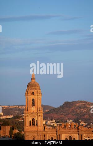 La cattedrale di Málaga al crepuscolo di novembre. La cattedrale è una chiesa cattolica nella città di Málaga in Andalusia, nel sud della Spagna Foto Stock