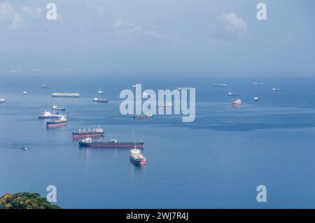 Le navi in attesa dell'ingresso al Canale di Panama sul lato del Pacifico attraccano nell'area d'attesa designata al largo di Balboa e dell'Amador Causeway. Foto Stock