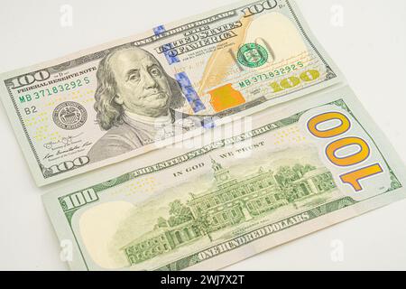 Il retro di una banconota da cento dollari. Qualche banconota da 100 dollari con il retro in giro Foto Stock