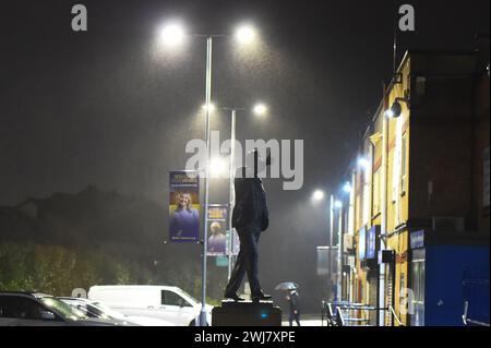 Vista esterna dello stadio con la statua di Chris Turner dopo la partita interrotta a causa delle condizioni atmosferiche durante la partita della Sky Bet League 1 tra Peterborough e Port vale a London Road, Peterborough martedì 13 febbraio 2024. (Foto: Kevin Hodgson | mi News) crediti: MI News & Sport /Alamy Live News Foto Stock