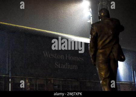 All'esterno dello stadio, vista della statua di Chris Turner come il gioco ha iniziato a fare il tempo durante la partita della Sky Bet League 1 tra Peterborough e Port vale a London Road, Peterborough martedì 13 febbraio 2024. (Foto: Kevin Hodgson | mi News) crediti: MI News & Sport /Alamy Live News Foto Stock