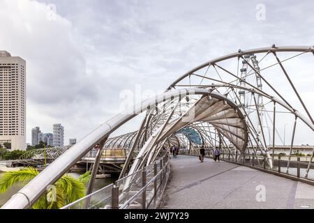 L'Helix Bridge, che collega l'Esplanade con lo Shoppes at Marina Bay Sands, Marina Bay, Singapore Foto Stock