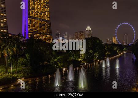 Paesaggio urbano di Singapore di notte dai Giardini sulla Baia Foto Stock