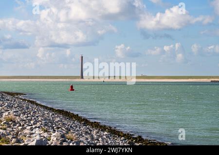 Vista di Maasvlakte 2 al porto di Rotterdam nei Paesi Bassi con la torre radar all'orizzonte in lontananza. Foto Stock