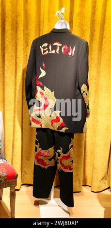 12 febbraio 2024, New York, New York, Stati Uniti d'America:˜Flameâ abito personalizzato â€™, Gianni Versace, circa 1996, stima $5.000 - $8.000, visto al â˜The Collection of Sir Elton John: Goodbye Peachtree Roadâ€™ presso il Rockefeller Center di Christieâ. Gli articoli provengono dalla ex casa di Atlanta di Eltonâ. (Credit Image: © Nancy Kaszerman/ZUMA Press Wire) SOLO PER USO EDITORIALE! Non per USO commerciale! Foto Stock