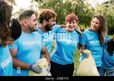 Attivisti ambientalisti che raccolgono spazzatura a Park City. Gruppo di volontari multirazziali che puliscono e fanno servizio alla comunità Foto Stock