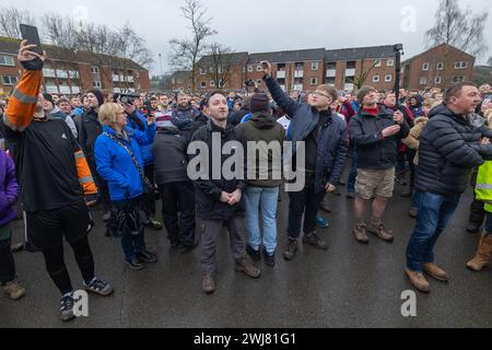 Ashbourne, Regno Unito. 13 febbraio 2024. Primo giorno della partita annuale di calcio Shrovetide nel villaggio di Ashbourne nel Derbyshire. Il gioco è giocato da due sezioni della città, gli Up'ards e i Down'ards. Le squadre dipendono da quale lato del brook Henmore è nato un giocatore. La partita si gioca in due giorni, martedì grasso e mercoledì delle ceneri, con due periodi di otto ore con i gol a tre miglia di distanza. Non c'è limite al numero di giocatori e si applicano pochissime regole. Penelope Barritt/Alamy Live News Foto Stock