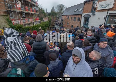 Ashbourne, Regno Unito. 13 febbraio 2024. Primo giorno della partita annuale di calcio Shrovetide nel villaggio di Ashbourne nel Derbyshire. Il gioco è giocato da due sezioni della città, gli Up'ards e i Down'ards. Le squadre dipendono da quale lato del brook Henmore è nato un giocatore. La partita si gioca in due giorni, martedì grasso e mercoledì delle ceneri, con due periodi di otto ore con i gol a tre miglia di distanza. Non c'è limite al numero di giocatori e si applicano pochissime regole. Penelope Barritt/Alamy Live News Foto Stock