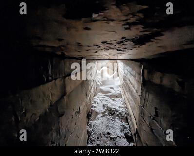 Skrolsvik, forte costruito dalla Wehrmacht nazista nel 1941, ora rovine, museo e luogo perduto, Senja, Norvegia. Inverno con la neve Foto Stock