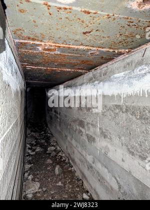 Skrolsvik, forte costruito dalla Wehrmacht nazista nel 1941, ora rovine, museo e luogo perduto, Senja, Norvegia. Inverno con la neve Foto Stock