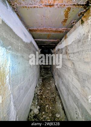 Skrolsvik, forte costruito dalla Wehrmacht nazista nel 1941, ora rovine, museo e luogo perduto, Senja, Norvegia. Inverno con la neve Foto Stock