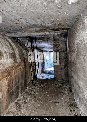 Skrolsvik, forte costruito dalla Wehrmacht nazista nel 1941, ora rovine, museo e luogo perduto, Senja, Norvegia. Inverno con la neve Foto Stock