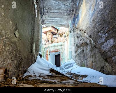 Skrolsvik, forte costruito dalla Wehrmacht nazista nel 1941, ora rovine, museo e luogo perduto, Senja, Norvegia. Inverno con la neve Foto Stock