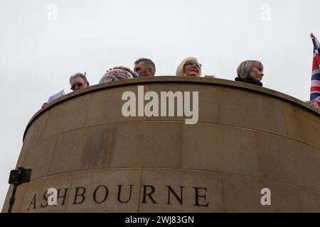 Ashbourne, Regno Unito. 13 febbraio 2024. Primo giorno della partita annuale di calcio Shrovetide nel villaggio di Ashbourne nel Derbyshire. Il gioco è giocato da due sezioni della città, gli Up'ards e i Down'ards. Le squadre dipendono da quale lato del brook Henmore è nato un giocatore. La partita si gioca in due giorni, martedì grasso e mercoledì delle ceneri, con due periodi di otto ore con i gol a tre miglia di distanza. Non c'è limite al numero di giocatori e si applicano pochissime regole. Penelope Barritt/Alamy Live News Foto Stock