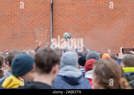 Ashbourne, Regno Unito. 13 febbraio 2024. Primo giorno della partita annuale di calcio Shrovetide nel villaggio di Ashbourne nel Derbyshire. Il gioco è giocato da due sezioni della città, gli Up'ards e i Down'ards. Le squadre dipendono da quale lato del brook Henmore è nato un giocatore. La partita si gioca in due giorni, martedì grasso e mercoledì delle ceneri, con due periodi di otto ore con i gol a tre miglia di distanza. Non c'è limite al numero di giocatori e si applicano pochissime regole. Penelope Barritt/Alamy Live News Foto Stock