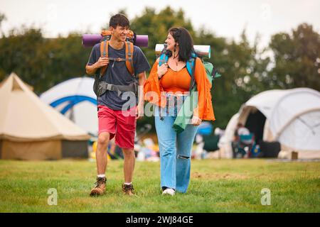 Incontro di giovani coppie al Summer Music Festival con attrezzature da campeggio Foto Stock