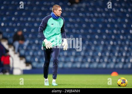 West Bromwich, Regno Unito. 13 febbraio 2024. Un portiere di Cardiff si scalda davanti all'EFL Sky Bet Championship match tra West Bromwich Albion e Cardiff City agli Hawthorns di West Bromwich, Inghilterra, il 13 febbraio 2024. Foto di Stuart Leggett. Solo per uso editoriale, licenza richiesta per uso commerciale. Non utilizzare in scommesse, giochi o pubblicazioni di singoli club/campionato/giocatori. Crediti: UK Sports Pics Ltd/Alamy Live News Foto Stock