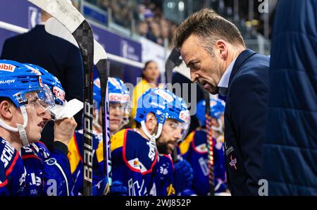 EHC Kloten - HC Fribourg-Gotteron, Stimo Arena, National League NL, stagione regolare: Capo allenatore Stepahn Mair (Kloten) spricht mit seinen Spielern auf de Foto Stock