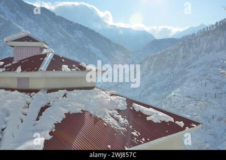 giorno di sole dopo la caduta di neve pesante nelle immagini del kaghan naran Foto Stock