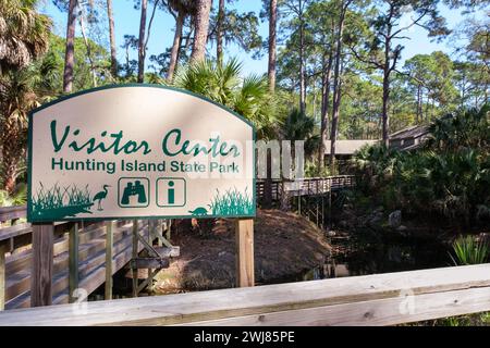 Cartello e edificio del centro visitatori del Hunting Island State Park, South Carolina, Stati Uniti Foto Stock