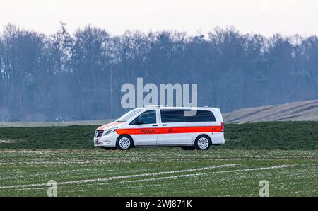 Ein Polizeifahrzeug des Kantonspolizei Zürich ist auf einer Kontrollfahrt. DAS Fahrzeug ist ein Mercedes Vito. (Zürich, Schweiz, 14.01.2024) Foto Stock