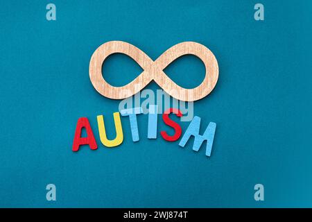 Simbolo del segno infinito dell'autismo dorato. Giornata di sensibilizzazione sull'autismo Foto Stock