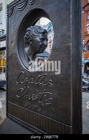 Agatha Christie Memorial Londra - memoriale per autore e drammaturgo Agatha Christie in Londons Theatreland, svelato 2012 scultore Ben Twiston-Davies Foto Stock