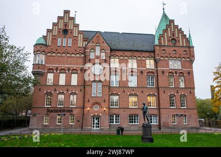 MALMO, SVEZIA - 25 OTTOBRE 2014: Biblioteca nazionale Stadsbibliotek a Malmo, Svezia. Edificio in mattoni rossi con statua davanti Foto Stock