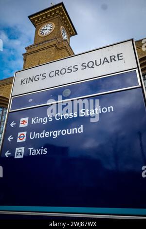 Kings Cross Square di fronte alla stazione di Kings Cross nel centro di Londra, Regno Unito Foto Stock