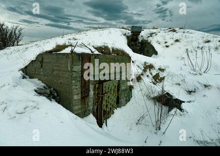 Skrolsvik, forte costruito dalla Wehrmacht nazista nel 1941, ora rovine, museo e luogo perduto, Senja, Norvegia. Inverno con la neve Foto Stock