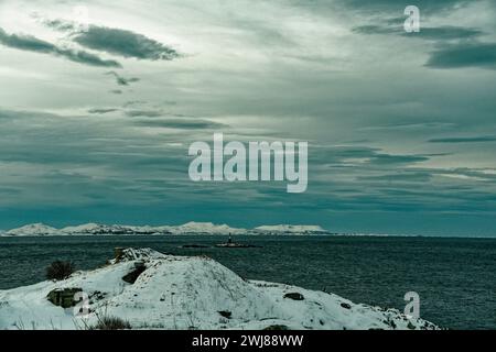Skrolsvik, forte costruito dalla Wehrmacht nazista nel 1941, ora rovine, museo e luogo perduto, Senja, Norvegia. Inverno con la neve Foto Stock