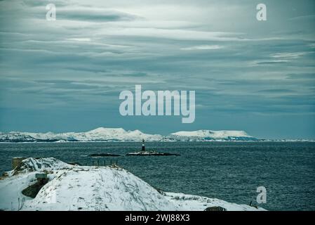 Skrolsvik, forte costruito dalla Wehrmacht nazista nel 1941, ora rovine, museo e luogo perduto, Senja, Norvegia. Inverno con la neve Foto Stock
