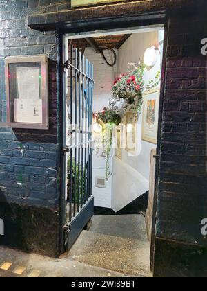 Ingresso ad un ristorante nel seminterrato di Londra Foto Stock