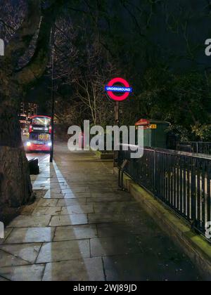 Cartello della metropolitana di Londra e autobus di Londra vicino all'angolo di Hyde Park Foto Stock