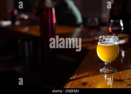 Birra artigianale su un bar appena versato Foto Stock