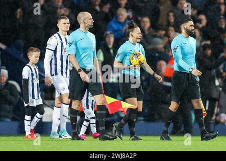 West Bromwich, Regno Unito. 13 febbraio 2024. L'arbitro, Rebecca Welch e gli assistenti guidano le squadre fuori durante l'EFL Sky Bet Championship match tra West Bromwich Albion e Cardiff City agli Hawthorns di West Bromwich, Inghilterra, il 13 febbraio 2024. Foto di Stuart Leggett. Solo per uso editoriale, licenza richiesta per uso commerciale. Nessun utilizzo nelle scommesse, credito gam: UK Sports Pics Ltd/Alamy Live News Foto Stock