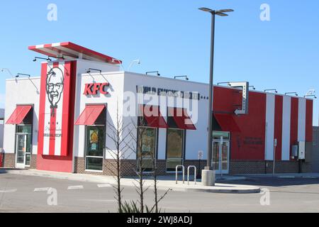 San Antonio, Stati Uniti. 13 febbraio 2024. Vista esterna e indicazione di un ristorante Kentucky Fried Chicken lungo la strada di accesso all'autostrada 410 sud-ovest a San Antonio, Texas, USA, il 13 febbraio 2024. Il Kentucky Fried Chicken, noto anche come KFC, è la seconda catena di ristoranti più grande del mondo in termini di vendite. (Foto di Carlos Kosienski/Sipa USA) credito: SIPA USA/Alamy Live News Foto Stock