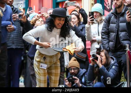 Londra, Regno Unito. 13 febbraio 2024. Un partecipante prende parte alla gara annuale di Shrove pancake Day al mercato di Leadenhall nel centro di Londra. Ospitato dal pub del XVIII secolo Markets C, l'Lamb Tavern C, l'evento tradizionale annuale, le squadre competono per la gloria durante una staffetta di 20 metri sui mercati coperti vittoriani antichi ciottoli. (Foto di Steve Taylor/SOPA Images/Sipa USA) credito: SIPA USA/Alamy Live News Foto Stock