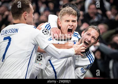 Magnus Mattson(c) dell'FC Copenhagen festeggia con Rasmus Falk(r) dopo aver segnato 1-1 in connessione con l'incontro del Manchester City dell'FC Copenhagen nella finale di UEFA Champions League 1/8, andata a Parken, Copenhagen, martedì 13 febbraio 2024. (Foto: Mads Claus Rasmussen/Ritzau Scanpix) Foto Stock