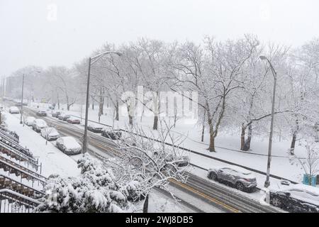 New York, Stati Uniti. 13 febbraio 2024. La neve cadde e si accumulò nella città di Jersey City nello stato del New Jersey. A partire dalla fine del 12 febbraio si prevede una forte nevicata in alcune zone del nord-est degli Stati Uniti, con alcune aree che raggiungono i 5 cm di neve all'ora, ha detto il National Weather Service Forecasters. (Credit Image: © William Volcov/ZUMA Press Wire) SOLO PER USO EDITORIALE! Non per USO commerciale! Foto Stock