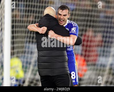 Il manager del Leicester City Enzo Maresca abbraccia Harry Winks dopo la partita del campionato Sky Bet al King Power Stadium di Leicester. Data foto: Martedì 13 febbraio 2024. Foto Stock